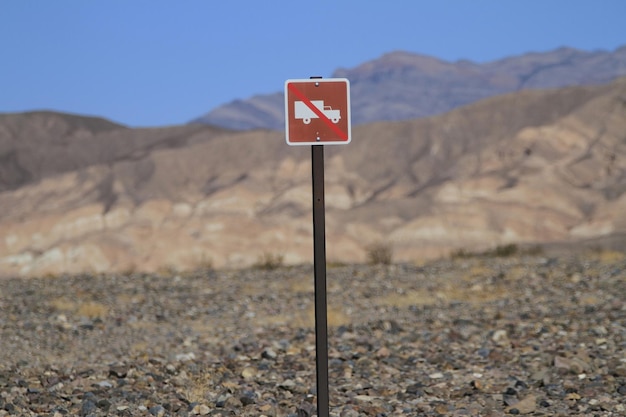 Foto nenhum sinal de caminhão no parque nacional do vale da morte califórnia