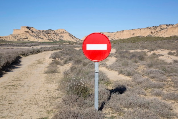 Nenhum sinal de entrada e trilha no Parque Bardenas Reales em Navarra, Espanha