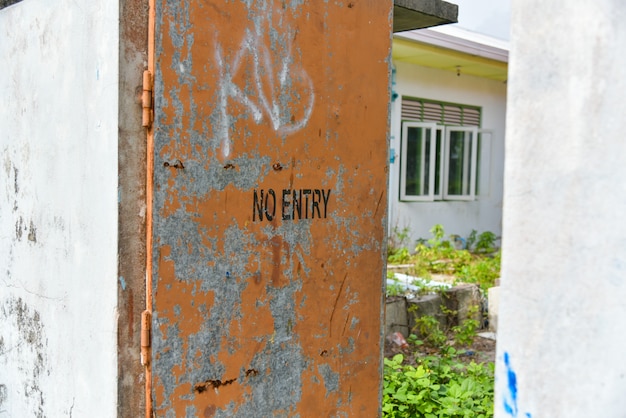 Nenhum sinal de entrada na porta, velho rótulo sujo de nenhum conceito de sinal de entrada