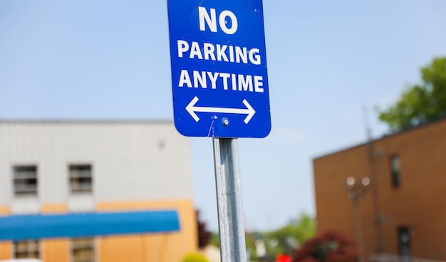 Nenhum sinal de estacionamento significa aplicação de proibição de restrição e as áreas designadas onde estacionar