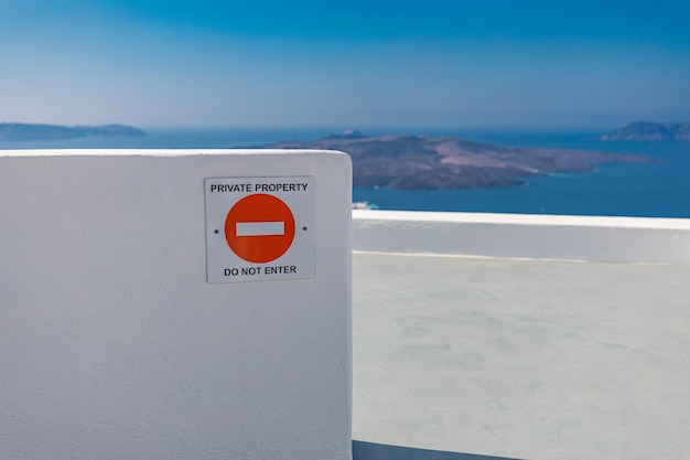 Nenhum sinal de invasão em frente à propriedade privada. Terraço privado de Santorini com vista para o mar. Sem acesso