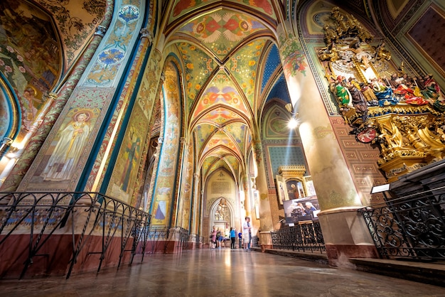 Neogotisches Interieur der Basilika St. Peter und St. Paul Vysehrad Schlosskomplex