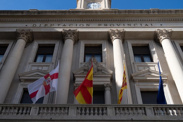 Neoklassizistische Fassade des Provinzrates von Zaragoza Aragon Spanien mit seinen Fahnen