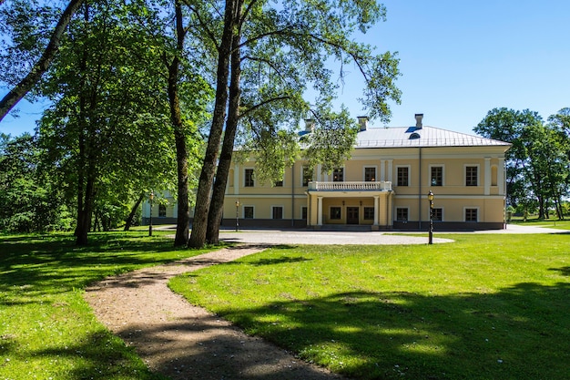 Neoklassizistische Stilmerkmale und bestimmte Merkmale des Herrenhauses von Jasiunai, Litauen.