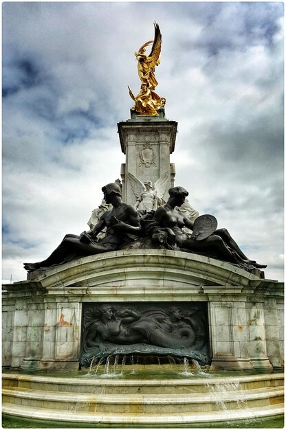 Foto neoklassizistischer brunnen, geschmückt mit statuen