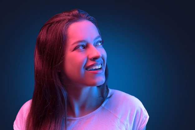 Neon close-up retrato de uma jovem de vestido branco sobre fundo azul escuro