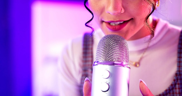 Neon-Influencer und Mädchen mit Mikrofon Live-Streaming Gespräche und Ton Social-Media-Follower oder Abonnement Mund Lippen und Streamer Inhaltsschöpfer Aufnahme von Podcasts für ASMR oder Broadcast