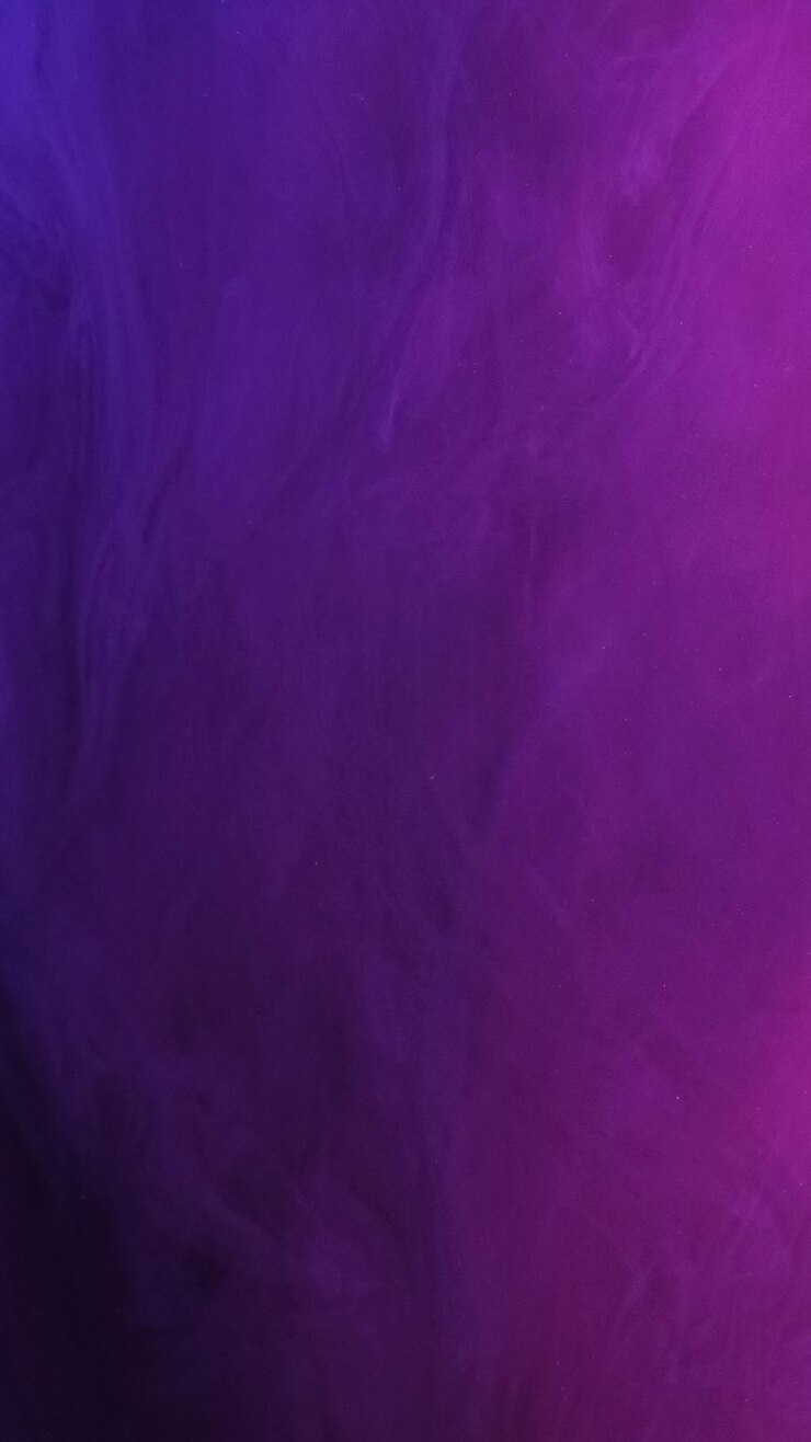 Foto neonnebelwolke in der nacht, diffokurierte rosa-blaue dampfwelle, die auf dunkel-schwarzen funkeln schwebt