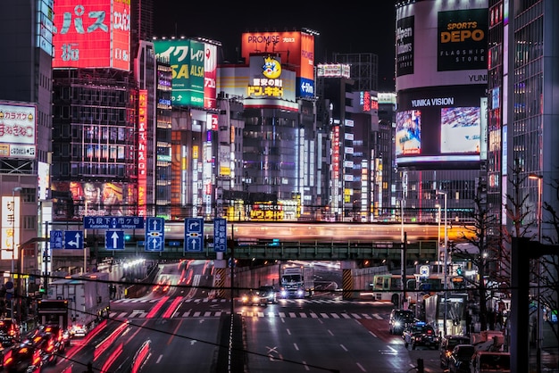 Neonstraße in Tokio
