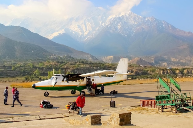 Nepal Himalaya Jomsom Touristen und Einheimische flogen mit einem kleinen Flugzeug zum Flughafen in den Bergen Nepals
