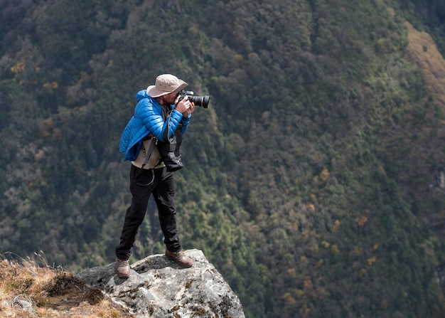 Nepal, Himalaya, Khumbu, región del Everest, Namche Bazar, fotógrafo sobre roca