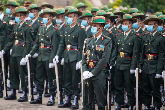 Nepalesische Soldaten bereit für den Marsch