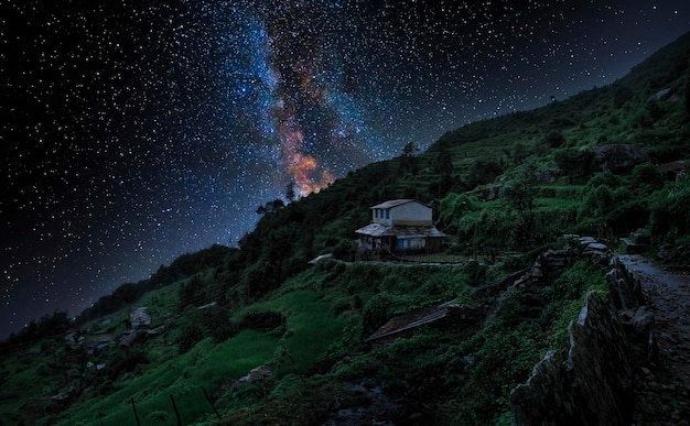 Nepalesisches Haus in einer sternenklaren Nacht