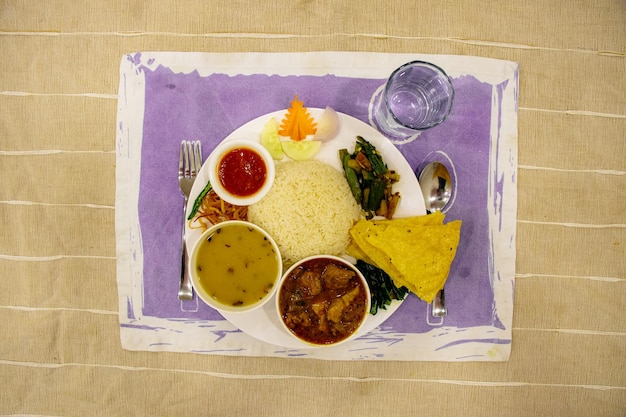 Nepalí Dal Bhaat Tarkari Thali tradicional nepalí con arroz, lentejas, curry y verduras