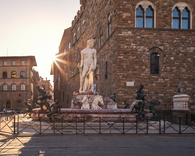 Neptunbrunnen bei Sonnenaufgang auf leerem Platz, Florenz, Italien