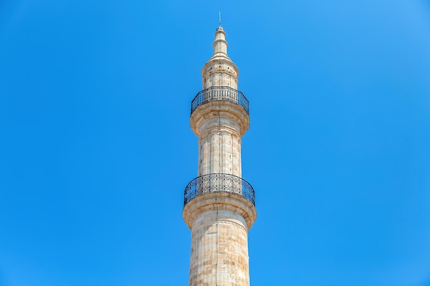 Neratze-Moschee ikonisches Minarett in der Stadt Rethymno, Kreta, Griechenland Unter Blick auf ein islamisches Denkmal
