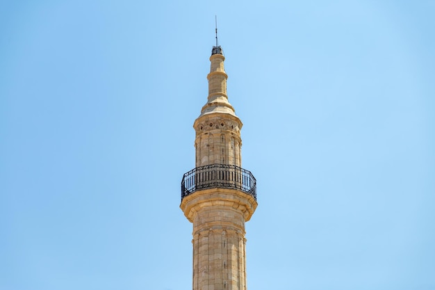 Neratze-Moschee ikonisches Minarett in der Stadt Rethymno, Kreta, Griechenland Unter Blick auf ein islamisches Denkmal
