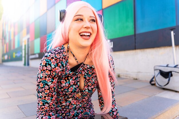 Foto nerd mädchen mit rosa haaren und kopfhörern auf dem kopf