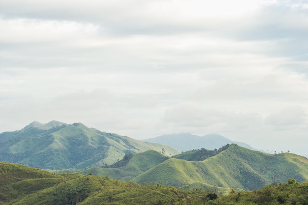 Nern Chang Suek fundo no nascer do sol é um dos lugares interessantes em Kanchanaburi porque é o ponto de vista na montanha