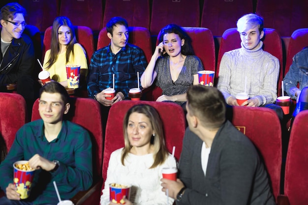 Nervige Frau am Telefon während des Films im Kino