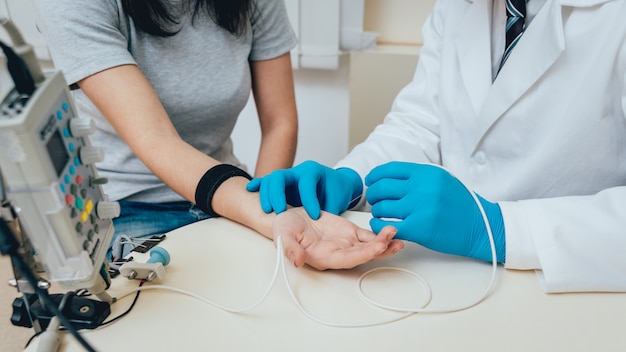 Foto los nervios del paciente se prueban mediante electromiografía.