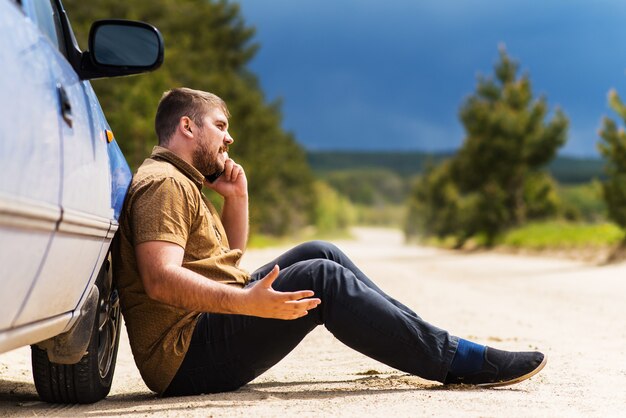 Nervöser Fahrer ruft telefonisch beim Helpdesk an