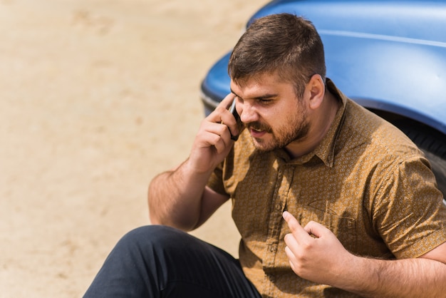 Nervöser Fahrer ruft telefonisch beim Helpdesk an