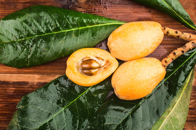 Nespereira frutas sobre um fundo de madeira