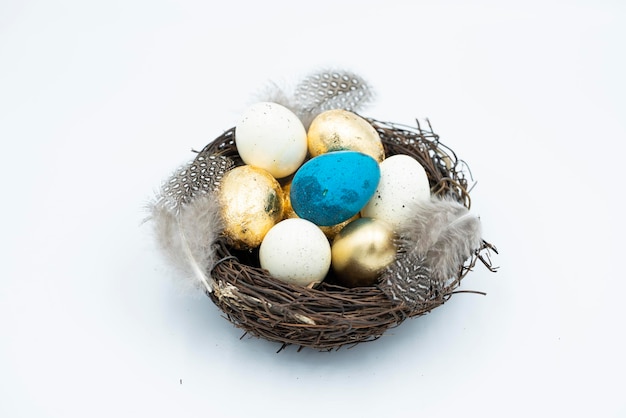 Nest, goldene und weiße Ostereier