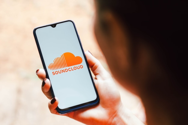 Foto nesta ilustração de foto, o logotipo do soundcloud visto em um smartphone