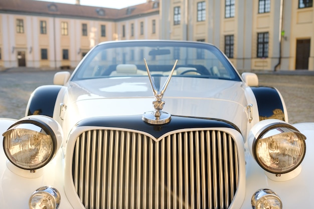 NESVIZH, Bielorrusia, 8 de julio de 2021: Lincoln Excalibur Phantom en el patio del castillo de Nesvizh.