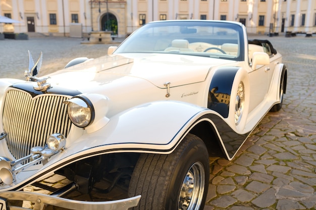 NESVIZH, Bielorrusia, 8 de julio de 2021: Lincoln Excalibur Phantom en el patio del castillo de Nesvizh.