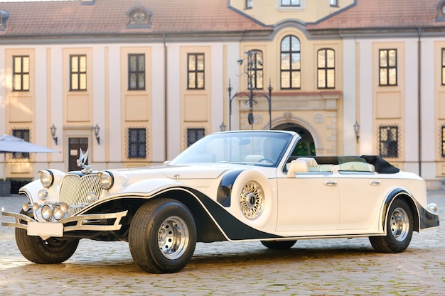 Foto nesvizh, bielorrusia, 8 de julio de 2021: lincoln excalibur phantom en el patio del castillo de nesvizh.