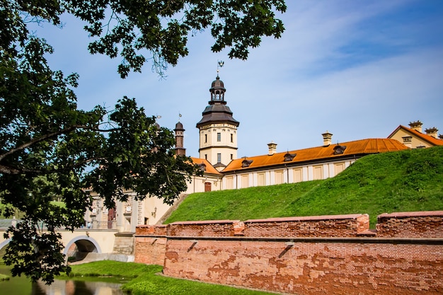 Nesvizh, Bielorrusia. Vista de un hermoso castillo medieval en un día de verano.