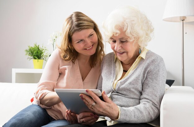 Neta ensinando a avó como usar o tablet