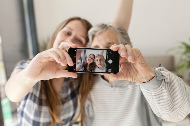 Neta tomando selfie com a avó