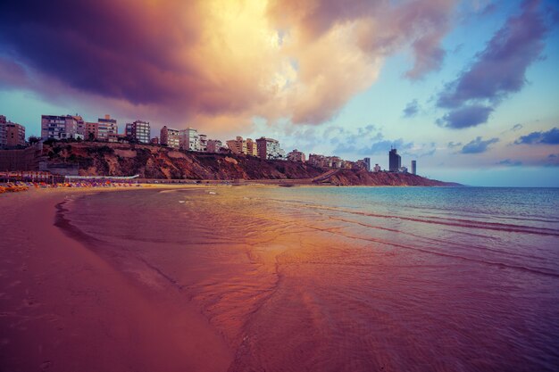 Netanya-Stadt bei Sonnenuntergang, Seeküste. Israel.