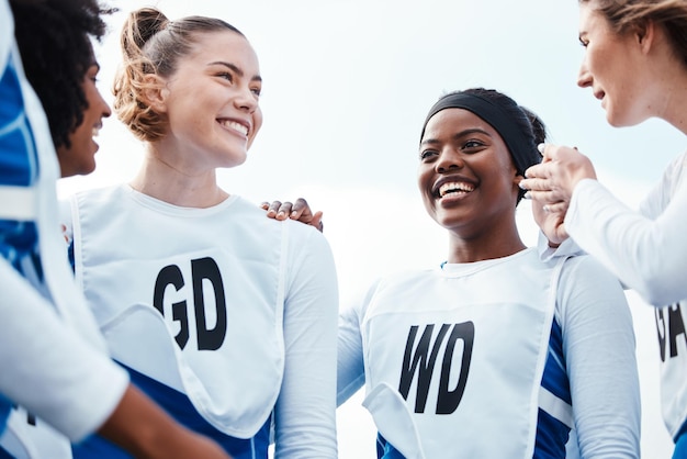 Netball-glückliche Frauen oder Sportgruppe mit Teambuilding, lustigen Gesprächen und Unterstützung für Training oder Training. Sportlerfreunde oder die Generation Z freuen sich auf Outdoor-Spiele im Diversity-Kreis und unterhalten sich