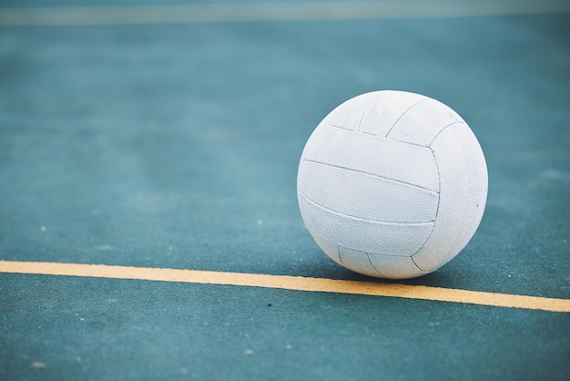 Netball en el suelo en una cancha deportiva para un partido de entrenamiento o ejercicio al aire libre en un campo Fitness deportivo y pelota blanca en el suelo para un juego de entrenamiento o práctica de competencia en un estadio exterior