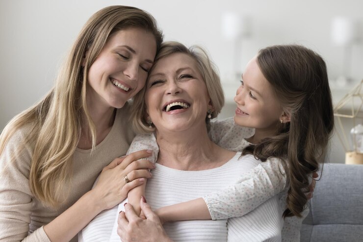 Foto neto alegre menina e filha adulta mulher abraçando feliz entusiasmada avó comemorando aniversário dia das mães sorrindo divertindo-se desfrutando de reunião de família relações quentes