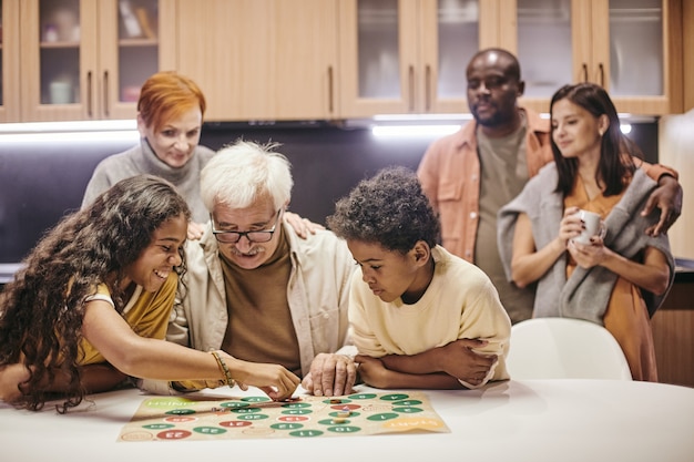 Foto netos brincando com os avós em casa