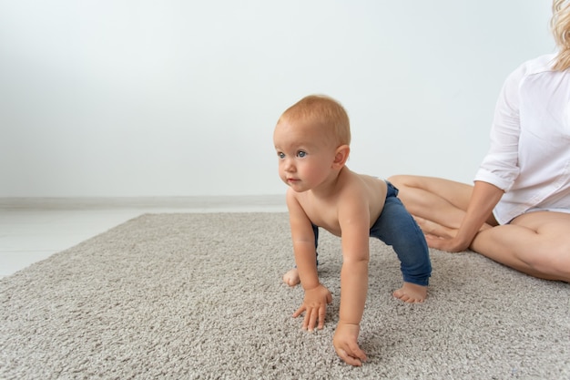 Nette alleinerziehende Mutter und Kindermädchen, die zu Hause zusammen drinnen spielen.