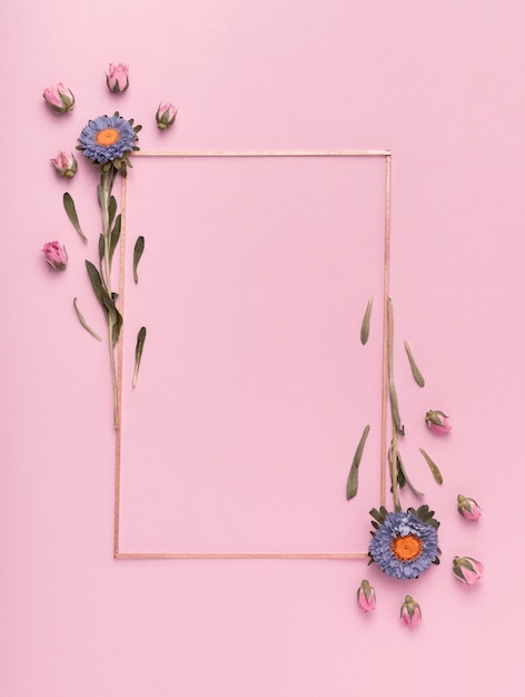 Nette Anordnung für einen vertikalen Rahmen mit Blumen auf rosa Hintergrund