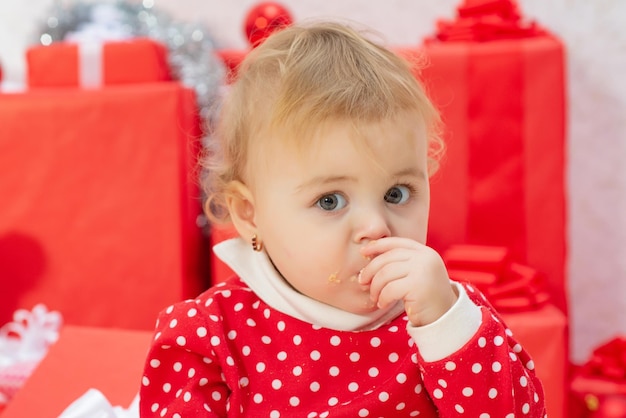 Nette Babyporträtnahaufnahme mit Geschenkkind mit einem Geschenkferienbabykonzept