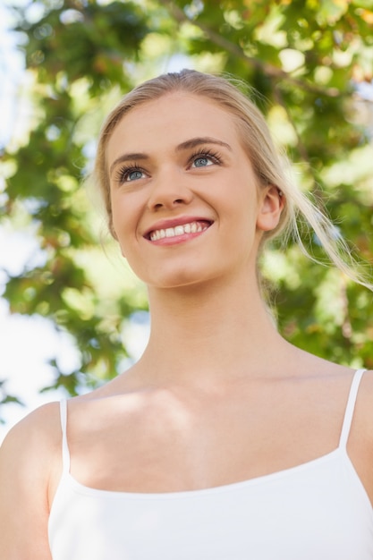 Nette blonde lächelnde Blondine bei der Aufstellung