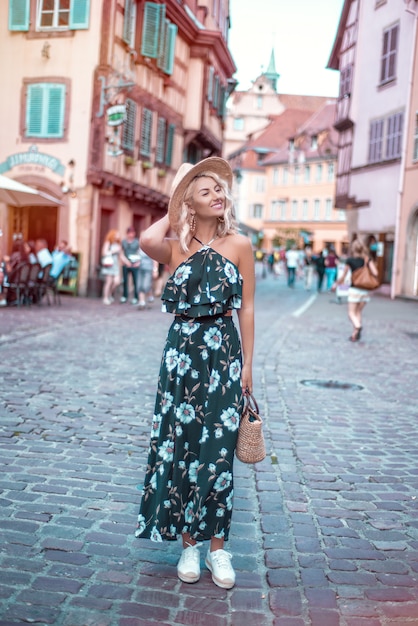 Nette Blondine, die europäische Stadt, Colmar, Frankreich erforschen