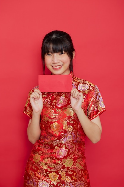 Nette chinesische Frau, die roten Umschlag hält