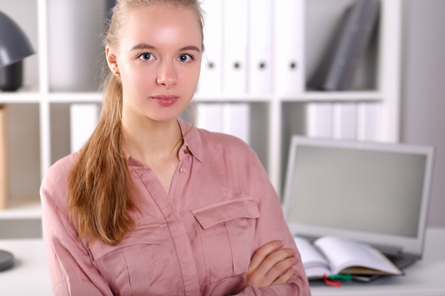 Nette Dame, die am Arbeitsplatz aufwirft