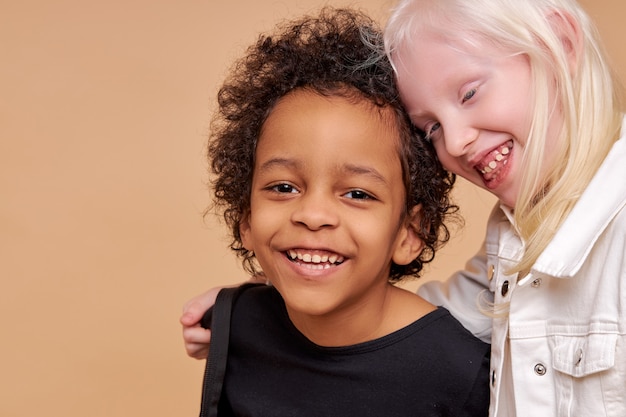 Nette entzückende verschiedene Kinder lächeln zusammen isoliert