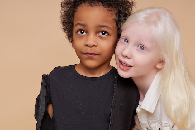 Nette entzückende verschiedene Kinder lächeln zusammen isoliert